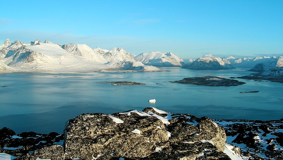 Grønlandsk fjellandskap med geologi og råstoff-assosiasjoner