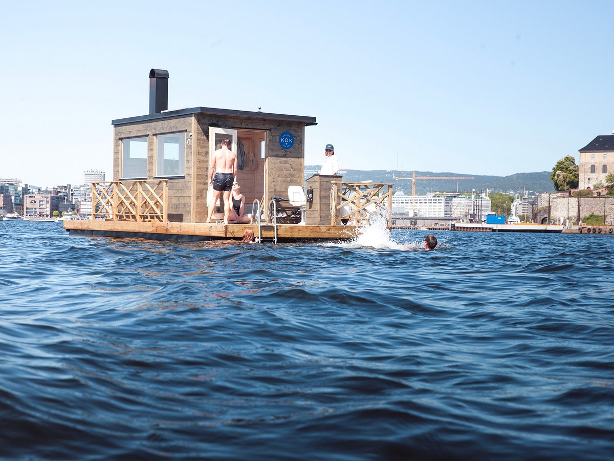 flytende badstu på fjorden - med badende ungdom
