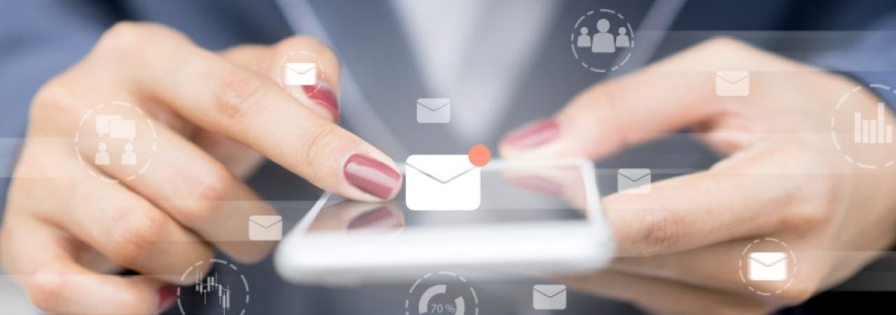 Nærbilde av hender som holder en mobiltelefon