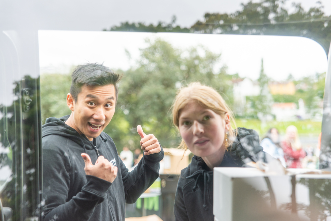 glade unge studenter utendørs