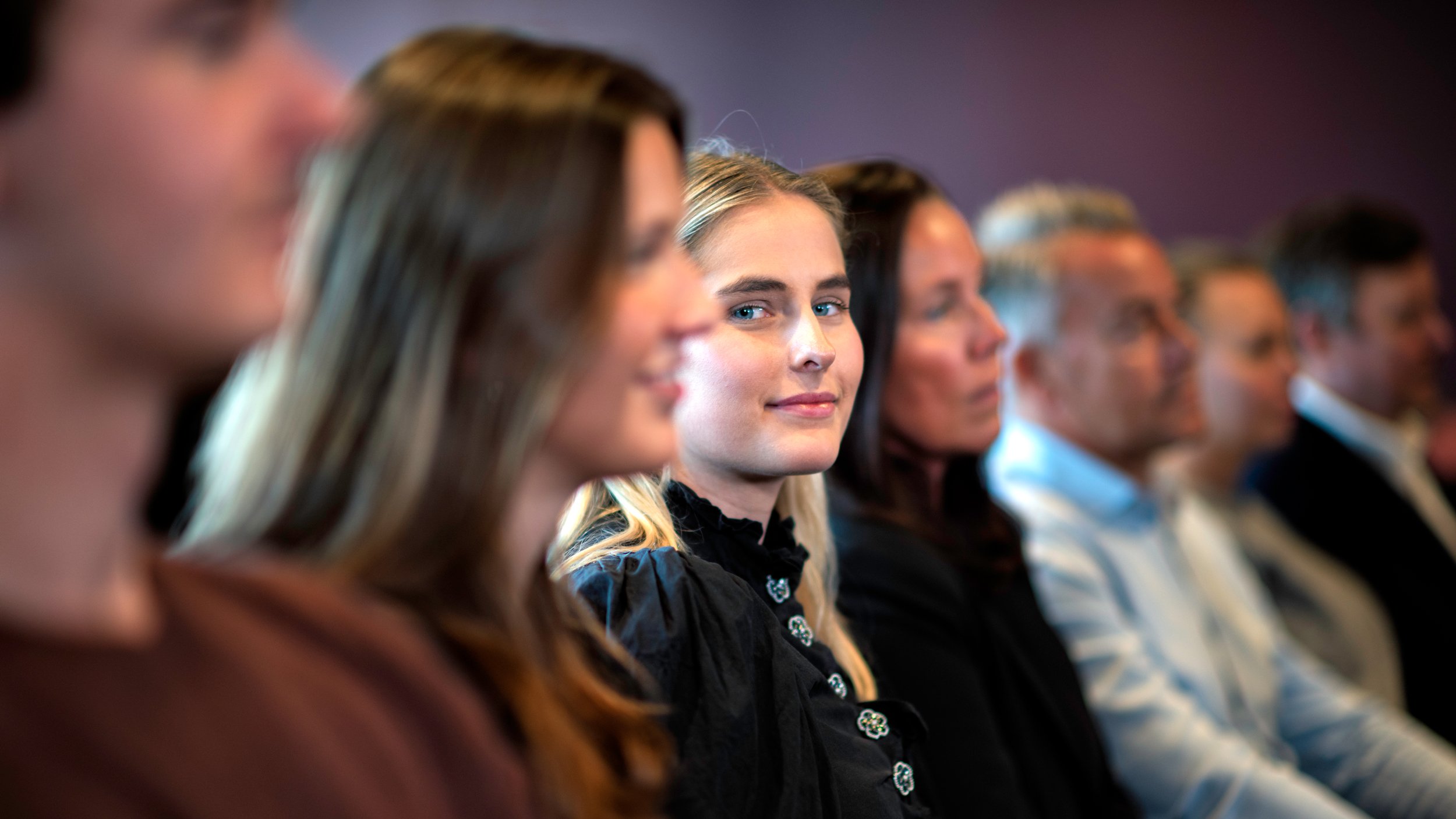 Medlemmer og tillitsvalgte sitter samlet og engasjerte under et møte om tariffavtalen.