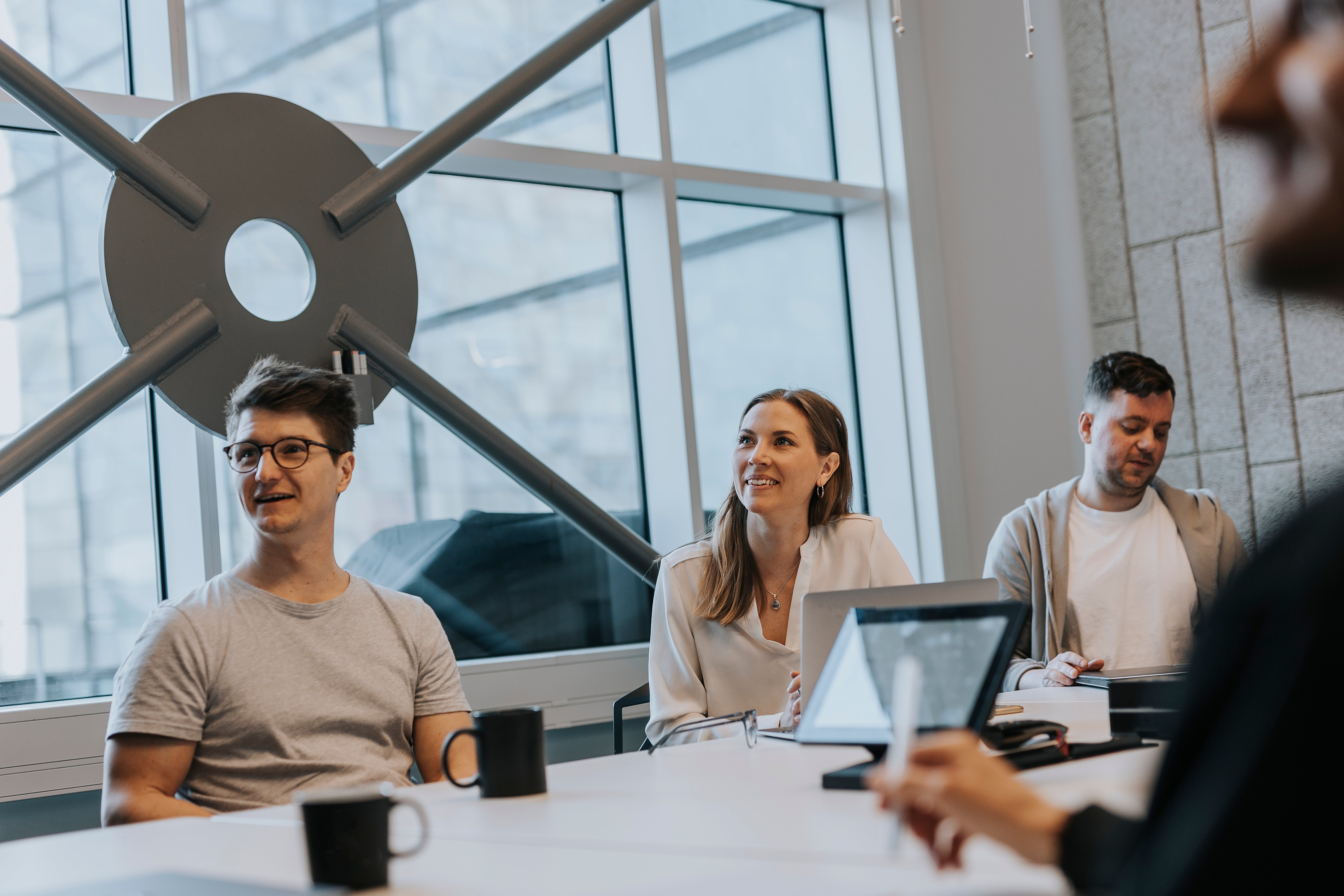 Tre smilende ingeniører deltar på NITO tillitsvalgtkurs, engasjert i læring og nettverksbygging.