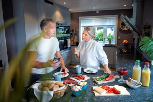 Samtale rundt frokostbordet. Foto: Luca Kleve-Ruud