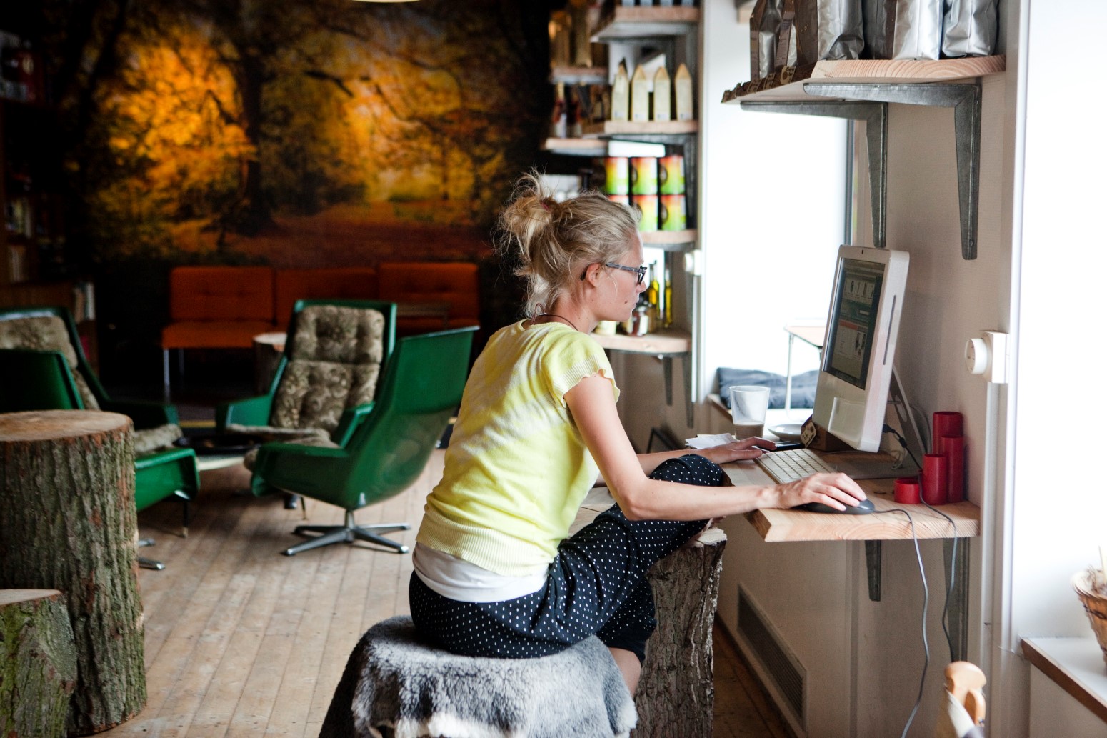 Jente som sitter å jobber på pc