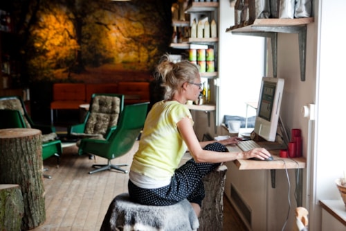 Jente som sitter å jobber på pc