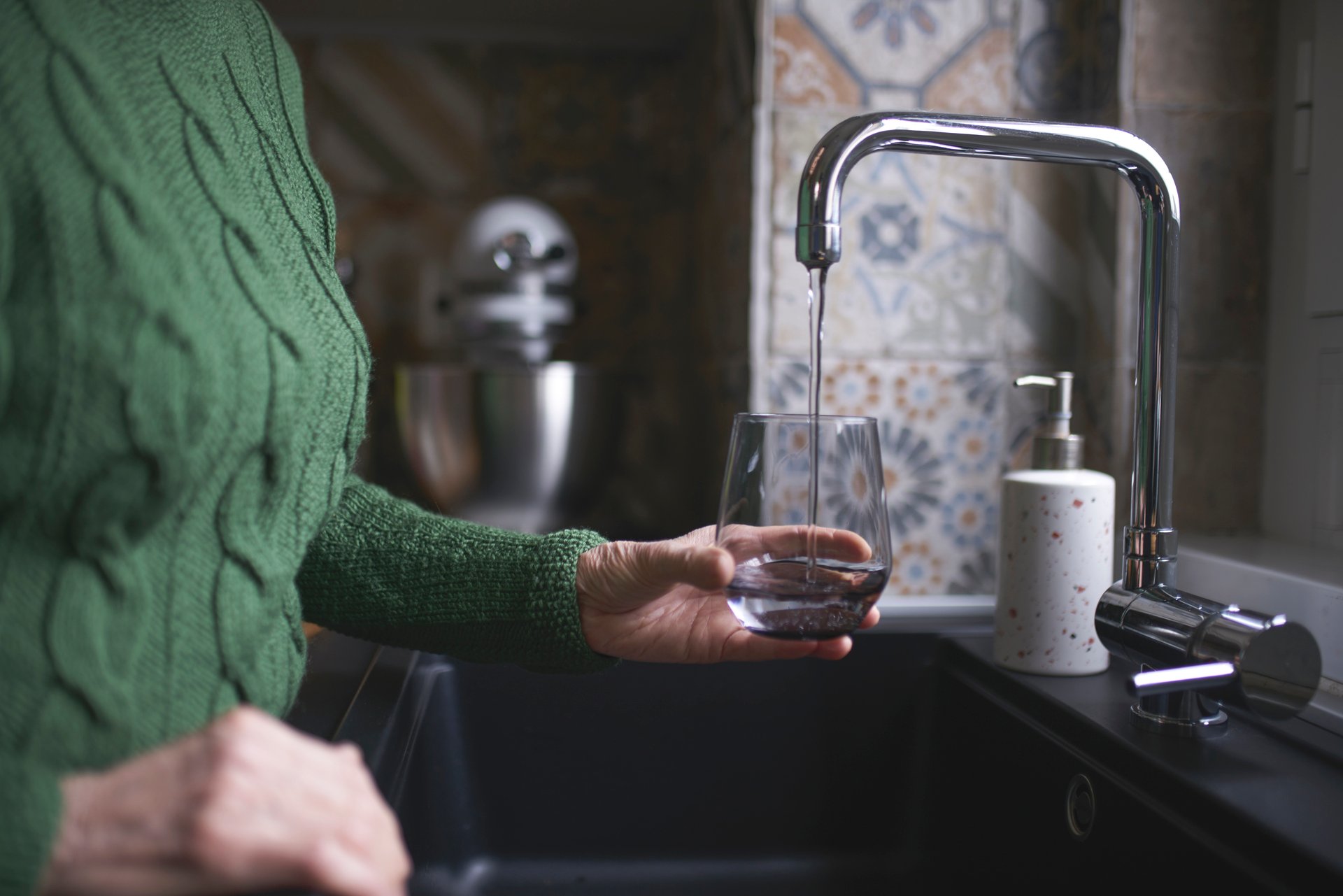 Bilde av en person som fyller springvann i et glass